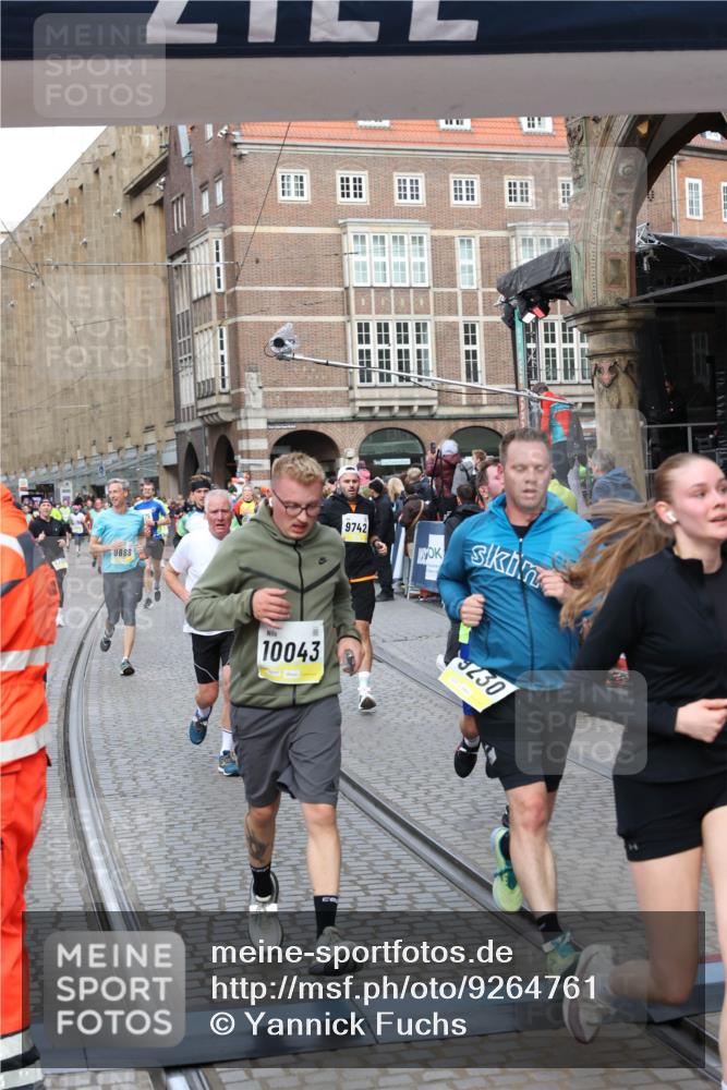 05.10.2025 - 20. swb-Marathon Bremen Yannick Fuchs http://msf.ph/oto/9264761 05.10.2025 10:50:51 Ziel 9230, 9578, 9658, 9742, 9832, 9969, 10043, 10279, 10479, 11062, 11451, 11543, 11661 meine-sportfotos.de