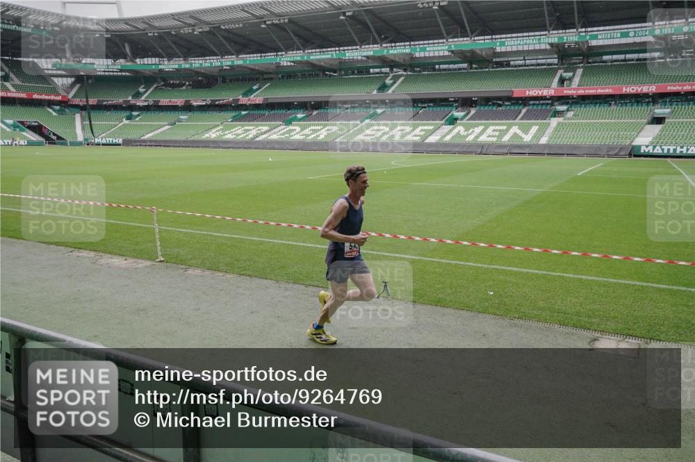 05.10.2025 - 20. swb-Marathon Bremen Michael Burmester http://msf.ph/oto/9264769 05.10.2025 12:12:25 Laufen im Stadion 542, 717, 2053, 1 meine-sportfotos.de