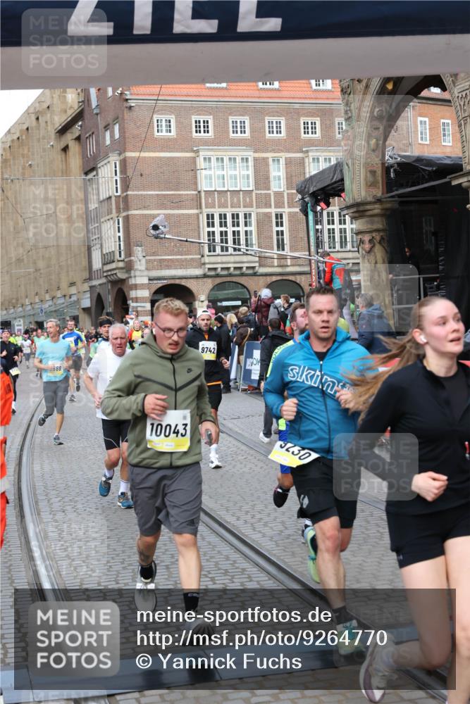 05.10.2025 - 20. swb-Marathon Bremen Yannick Fuchs http://msf.ph/oto/9264770 05.10.2025 10:50:51 Ziel 9230, 9578, 9658, 9742, 9832, 9969, 10043, 10279, 10479, 11062, 11451, 11543, 11661 meine-sportfotos.de