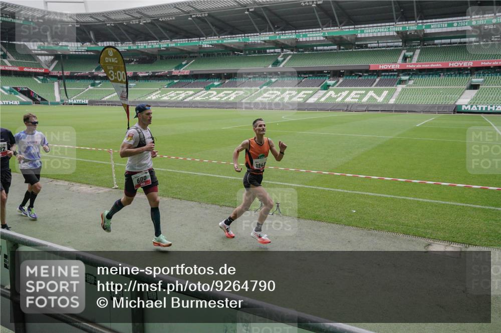 05.10.2025 - 20. swb-Marathon Bremen Michael Burmester http://msf.ph/oto/9264790 05.10.2025 12:13:00 Laufen im Stadion 529, 542, 600, 717, 1113, 1437, 1509, 1771, 1948, 2053, 2116, 2159, 2292, 717 meine-sportfotos.de