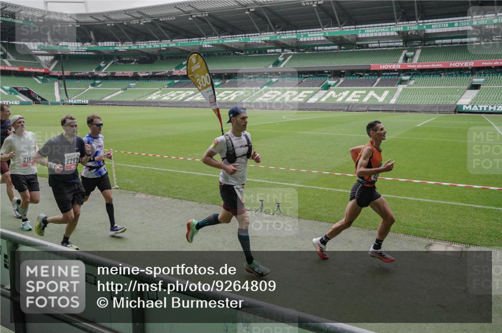 05.10.2025 - 20. swb-Marathon Bremen Michael Burmester http://msf.ph/oto/9264809 05.10.2025 12:13:00 Laufen im Stadion 529, 542, 600, 717, 1113, 1437, 1509, 1771, 1948, 2053, 2116, 2159, 2292, 717 meine-sportfotos.de