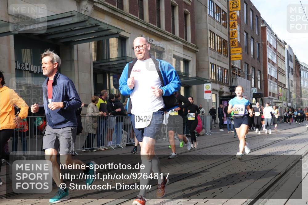 05.10.2025 - 20. swb-Marathon Bremen Strokosch-Dieckow http://msf.ph/oto/9264817 05.10.2025 11:04:23 Ziel 8111, 9394, 9532, 9610, 9623, 9750, 9765, 9771, 9812, 9813, 9866, 9915, 9927, 10278, 10422, 10451, 10485, 10531, 10532, 10557, 10674, 10684, 10869, 10891, 10956, 10964, 11035, 11196, 11315, 11427, 11542, 11546, 11615, 11636, 11704, 8111, 9394, 9532, 9610, 9623, 9750, 9765, 9771, 9812, 9813, 9866, 9915, 9927, 10278, 10422, 10451, 10485, 10531, 10532, 10557, 10674, 10684, 10869, 10891, 10956, 10964, 11035, 11196, 11315, 11427, 11542, 11546 meine-sportfotos.de