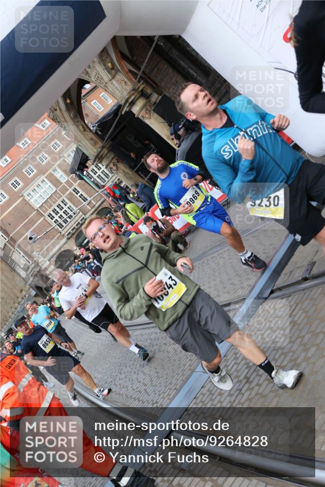 05.10.2025 - 20. swb-Marathon Bremen Yannick Fuchs http://msf.ph/oto/9264828 05.10.2025 10:50:52 Ziel 9230, 9251, 9277, 9578, 9658, 9742, 9832, 9888, 9969, 10043, 10279, 10479, 11062, 11451, 11543, 11661 meine-sportfotos.de