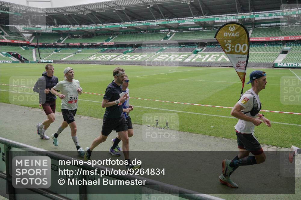 05.10.2025 - 20. swb-Marathon Bremen Michael Burmester http://msf.ph/oto/9264834 05.10.2025 12:13:01 Laufen im Stadion 529, 542, 600, 1113, 1437, 1509, 1771, 1948, 2053, 2116, 2159, 2292, 717, 2053 meine-sportfotos.de