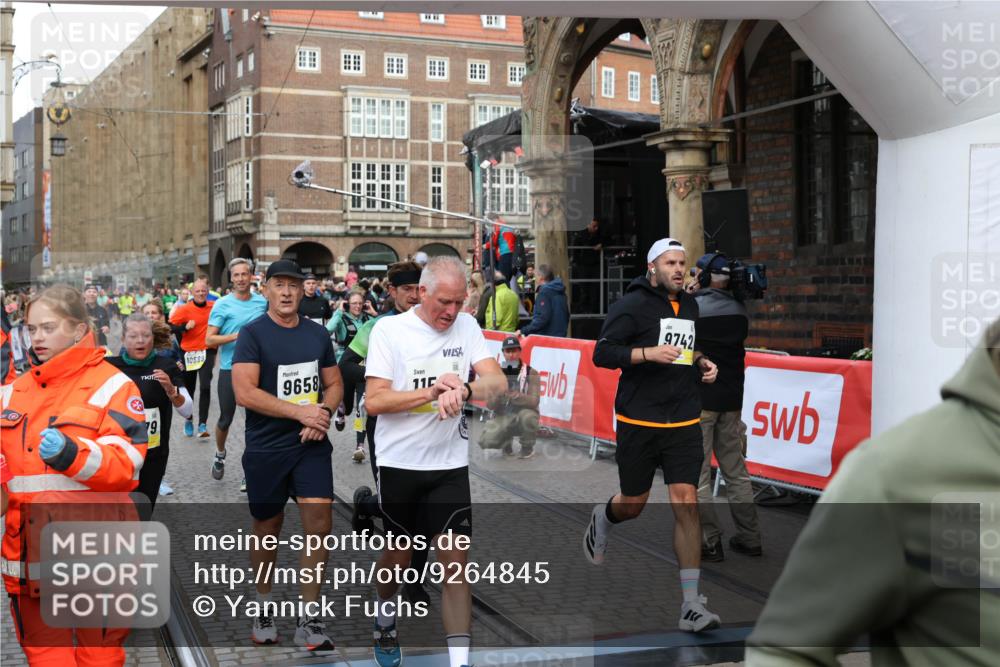 05.10.2025 - 20. swb-Marathon Bremen Yannick Fuchs http://msf.ph/oto/9264845 05.10.2025 10:50:53 Ziel 9230, 9251, 9277, 9658, 9715, 9742, 9832, 9888, 9969, 10043, 10279, 10479, 10689, 11062, 11451, 11543, 11661 meine-sportfotos.de