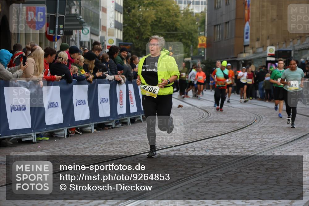 05.10.2025 - 20. swb-Marathon Bremen Strokosch-Dieckow http://msf.ph/oto/9264853 05.10.2025 11:07:35 Ziel 9306, 10585, 10650, 10749, 10776, 11584 meine-sportfotos.de