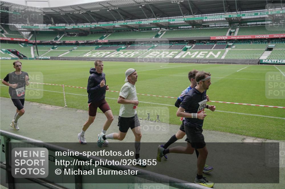05.10.2025 - 20. swb-Marathon Bremen Michael Burmester http://msf.ph/oto/9264855 05.10.2025 12:13:01 Laufen im Stadion 529, 542, 600, 1113, 1437, 1509, 1771, 1948, 2053, 2116, 2159, 2292, 717, 2053 meine-sportfotos.de