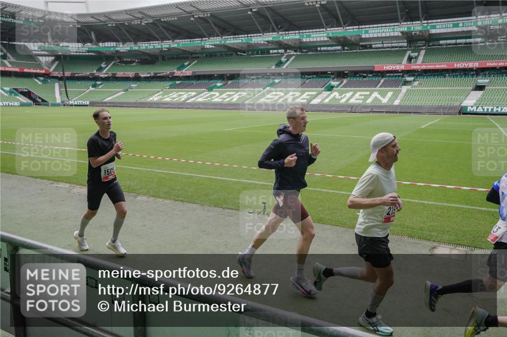 05.10.2025 - 20. swb-Marathon Bremen Michael Burmester http://msf.ph/oto/9264877 05.10.2025 12:13:01 Laufen im Stadion 529, 542, 600, 1113, 1437, 1509, 1771, 1948, 2053, 2116, 2159, 2292, 717, 2053 meine-sportfotos.de