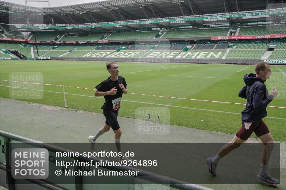 05.10.2025 - 20. swb-Marathon Bremen Michael Burmester http://msf.ph/oto/9264896 05.10.2025 12:13:02 Laufen im Stadion 529, 542, 600, 1113, 1437, 1509, 1771, 1948, 2116, 2159, 2292, 717, 2053 meine-sportfotos.de