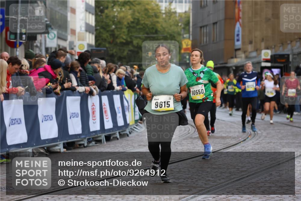05.10.2025 - 20. swb-Marathon Bremen Strokosch-Dieckow http://msf.ph/oto/9264912 05.10.2025 11:07:41 Ziel 9306, 9615, 10550, 10650 meine-sportfotos.de