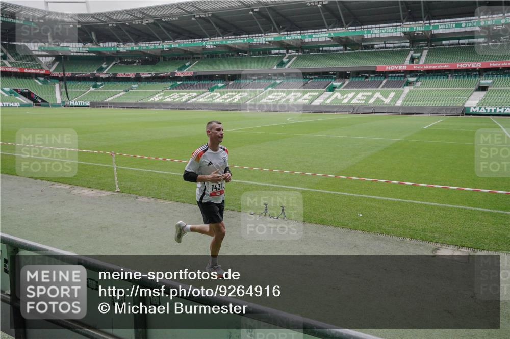 05.10.2025 - 20. swb-Marathon Bremen Michael Burmester http://msf.ph/oto/9264916 05.10.2025 12:13:03 Laufen im Stadion 529, 542, 600, 1113, 1437, 1509, 1771, 1948, 2116, 2159, 2292, 717, 2053 meine-sportfotos.de