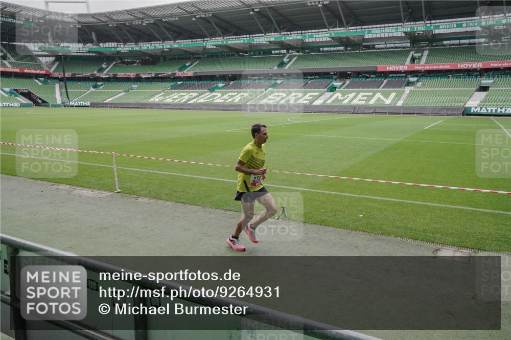 05.10.2025 - 20. swb-Marathon Bremen Michael Burmester http://msf.ph/oto/9264931 05.10.2025 12:13:09 Laufen im Stadion 304, 410, 529, 542, 600, 1113, 1437, 1509, 1771, 1948, 2116, 2159, 2292, 717, 2053 meine-sportfotos.de