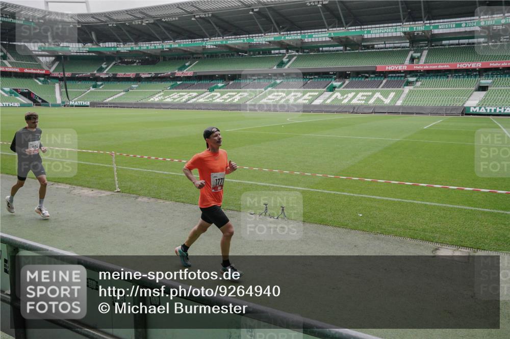 05.10.2025 - 20. swb-Marathon Bremen Michael Burmester http://msf.ph/oto/9264940 05.10.2025 12:13:13 Laufen im Stadion 304, 410, 529, 542, 600, 1113, 1437, 1509, 1771, 1948, 2116, 2159, 2292, 717, 2053 meine-sportfotos.de