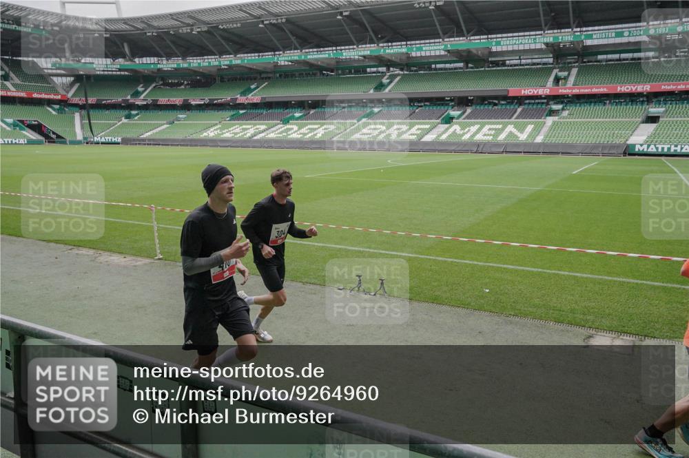 05.10.2025 - 20. swb-Marathon Bremen Michael Burmester http://msf.ph/oto/9264960 05.10.2025 12:13:14 Laufen im Stadion 304, 410, 529, 542, 600, 1113, 1437, 1509, 1771, 1948, 2116, 2159, 2292, 542, 717, 2053 meine-sportfotos.de