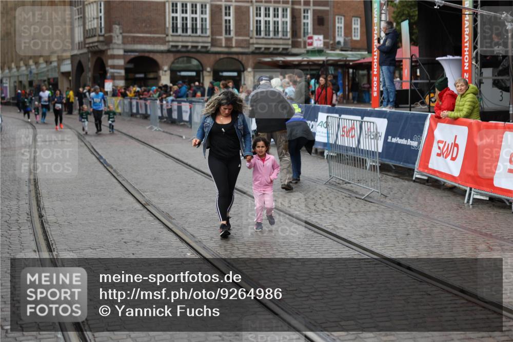 05.10.2025 - 20. swb-Marathon Bremen Yannick Fuchs http://msf.ph/oto/9264986 05.10.2025 15:25:27 Ziel  meine-sportfotos.de