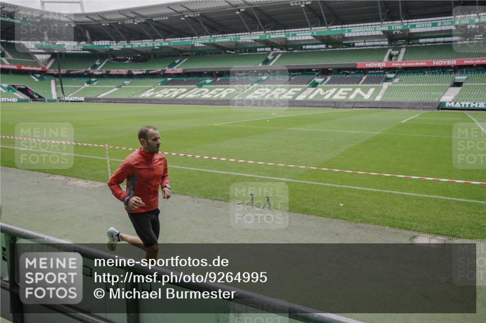 05.10.2025 - 20. swb-Marathon Bremen Michael Burmester http://msf.ph/oto/9264995 05.10.2025 12:14:25 Laufen im Stadion 157, 604, 304 meine-sportfotos.de