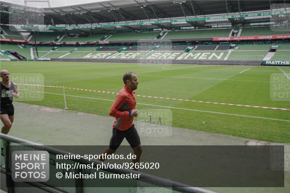 05.10.2025 - 20. swb-Marathon Bremen Michael Burmester http://msf.ph/oto/9265020 05.10.2025 12:14:25 Laufen im Stadion 157, 604, 304 meine-sportfotos.de