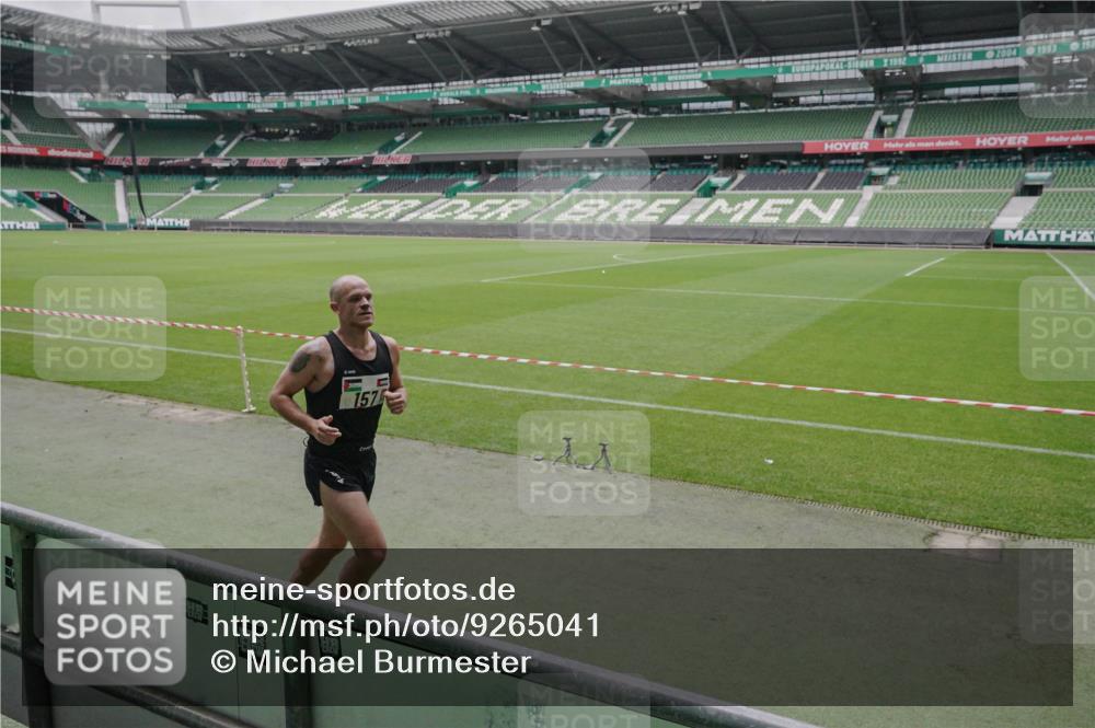 05.10.2025 - 20. swb-Marathon Bremen Michael Burmester http://msf.ph/oto/9265041 05.10.2025 12:14:25 Laufen im Stadion 157, 604, 304 meine-sportfotos.de