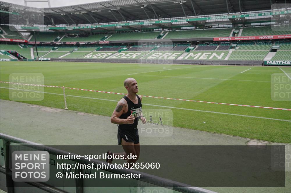 05.10.2025 - 20. swb-Marathon Bremen Michael Burmester http://msf.ph/oto/9265060 05.10.2025 12:14:26 Laufen im Stadion 157, 604 meine-sportfotos.de