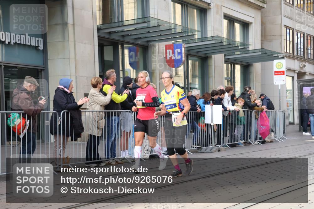 05.10.2025 - 20. swb-Marathon Bremen Strokosch-Dieckow http://msf.ph/oto/9265076 05.10.2025 11:04:31 Ziel 9220, 9409, 9530, 9532, 9623, 9660, 9750, 9765, 9771, 9812, 9813, 9866, 9927, 10422, 10451, 10532, 10557, 10684, 10771, 10891, 10964, 11035, 11090, 11180, 11315, 11372, 11427, 11478, 11546, 11559, 11615, 11636, 9220, 9409, 9530, 9532, 9623, 9660, 9750, 9765, 9771, 9812, 9813, 9866, 9927, 10422, 10451, 10532, 10557, 10684, 10771, 10891, 10964, 11035, 11090, 11180, 11315, 11372, 11427, 11478, 11546 meine-sportfotos.de