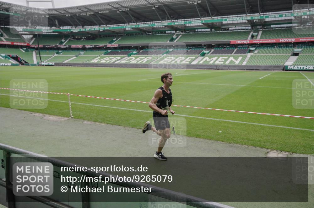 05.10.2025 - 20. swb-Marathon Bremen Michael Burmester http://msf.ph/oto/9265079 05.10.2025 12:14:32 Laufen im Stadion 157, 604, 956 meine-sportfotos.de