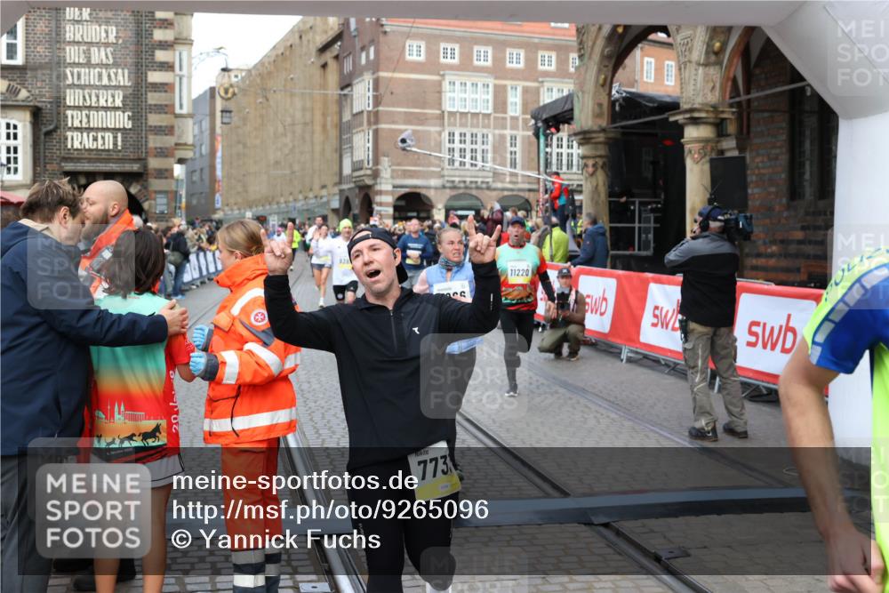 05.10.2025 - 20. swb-Marathon Bremen Yannick Fuchs http://msf.ph/oto/9265096 05.10.2025 10:50:59 Ziel 7733, 9251, 9277, 9399, 9658, 9715, 9742, 9888, 9966, 9975, 10029, 10224, 10227, 10279, 10479, 10689, 11220, 11311, 11543 meine-sportfotos.de