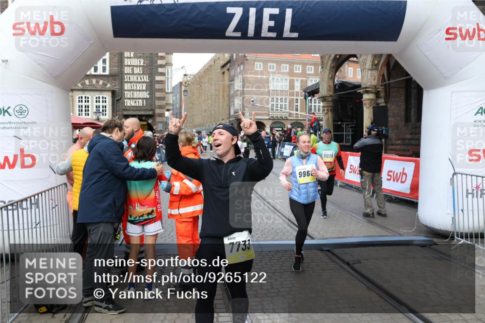 05.10.2025 - 20. swb-Marathon Bremen Yannick Fuchs http://msf.ph/oto/9265122 05.10.2025 10:50:59 Ziel 7733, 9251, 9277, 9399, 9658, 9715, 9742, 9888, 9966, 9975, 10029, 10224, 10227, 10279, 10479, 10689, 11220, 11311, 11543 meine-sportfotos.de