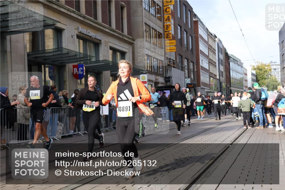 05.10.2025 - 20. swb-Marathon Bremen Strokosch-Dieckow http://msf.ph/oto/9265132 05.10.2025 11:04:36 Ziel 9220, 9409, 9530, 9532, 9642, 9660, 9668, 9765, 9812, 9813, 9866, 9927, 10422, 10451, 10557, 10684, 10771, 10891, 10964, 10965, 11016, 11035, 11090, 11121, 11171, 11180, 11315, 11372, 11412, 11427, 11478, 11546, 11559, 11615, 11636, 9220, 9409, 9530, 9532, 9642, 9660, 9668, 9765, 9812, 9813, 9866, 9927, 10422, 10451, 10557, 10684, 10771, 10891, 10964, 10965, 11016, 11035, 11090, 11121, 11171, 11180, 11315, 11372, 11412, 11427, 11478, 11546 meine-sportfotos.de