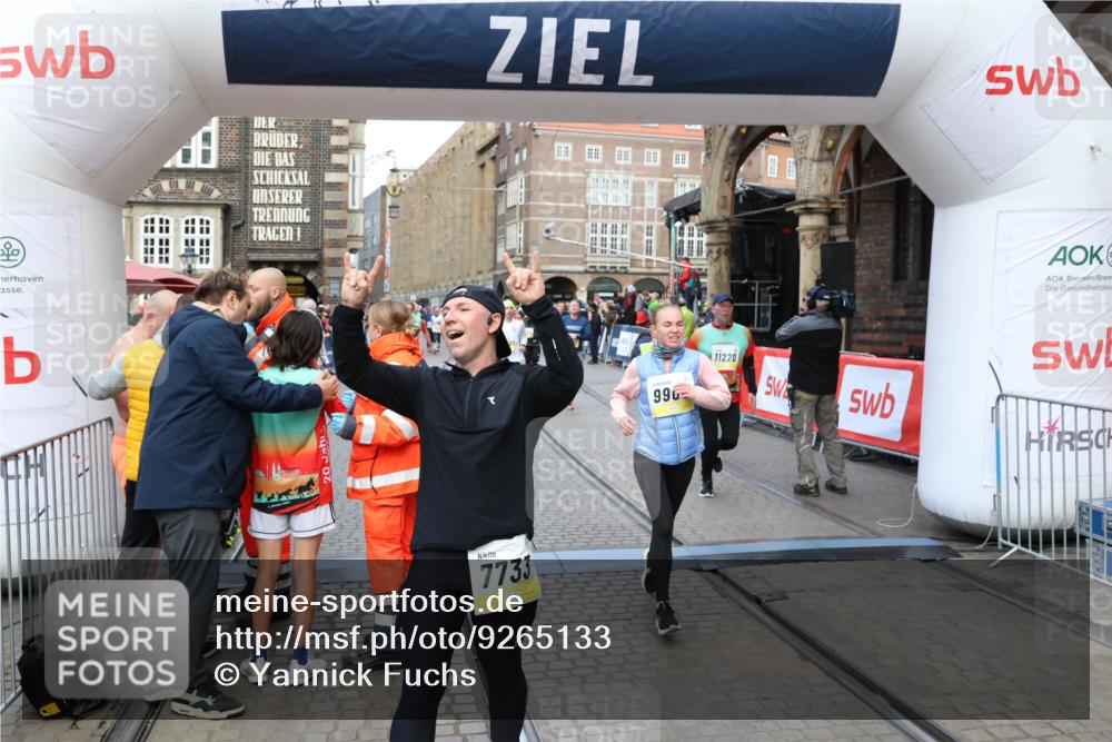 05.10.2025 - 20. swb-Marathon Bremen Yannick Fuchs http://msf.ph/oto/9265133 05.10.2025 10:50:59 Ziel 7733, 9251, 9277, 9399, 9658, 9715, 9742, 9888, 9966, 9975, 10029, 10224, 10227, 10279, 10479, 10689, 11220, 11311, 11543 meine-sportfotos.de
