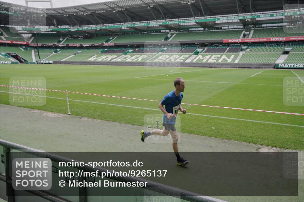 05.10.2025 - 20. swb-Marathon Bremen Michael Burmester http://msf.ph/oto/9265137 05.10.2025 12:14:41 Laufen im Stadion 157, 604, 956 meine-sportfotos.de