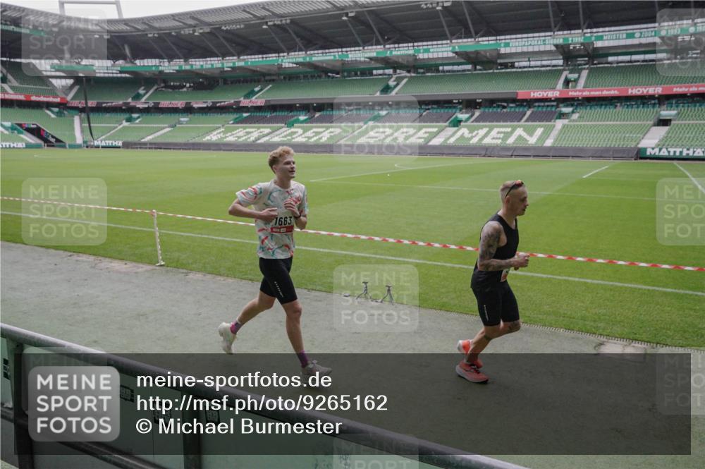 05.10.2025 - 20. swb-Marathon Bremen Michael Burmester http://msf.ph/oto/9265162 05.10.2025 12:15:39 Laufen im Stadion 309, 1663, 604, 956 meine-sportfotos.de