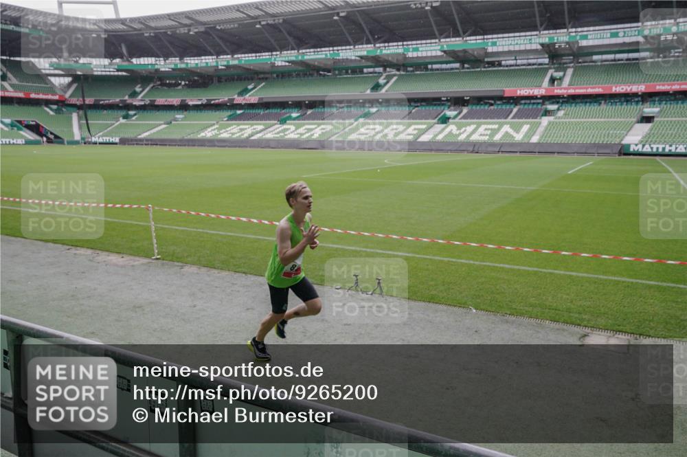 05.10.2025 - 20. swb-Marathon Bremen Michael Burmester http://msf.ph/oto/9265200 05.10.2025 12:17:19 Laufen im Stadion 705, 888 meine-sportfotos.de