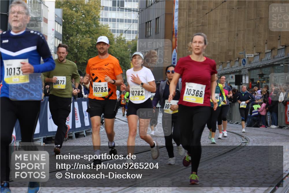 05.10.2025 - 20. swb-Marathon Bremen Strokosch-Dieckow http://msf.ph/oto/9265204 05.10.2025 11:07:54 Ziel 8123, 9212, 10135, 10365, 10366, 10706, 10782, 10783, 11677 meine-sportfotos.de