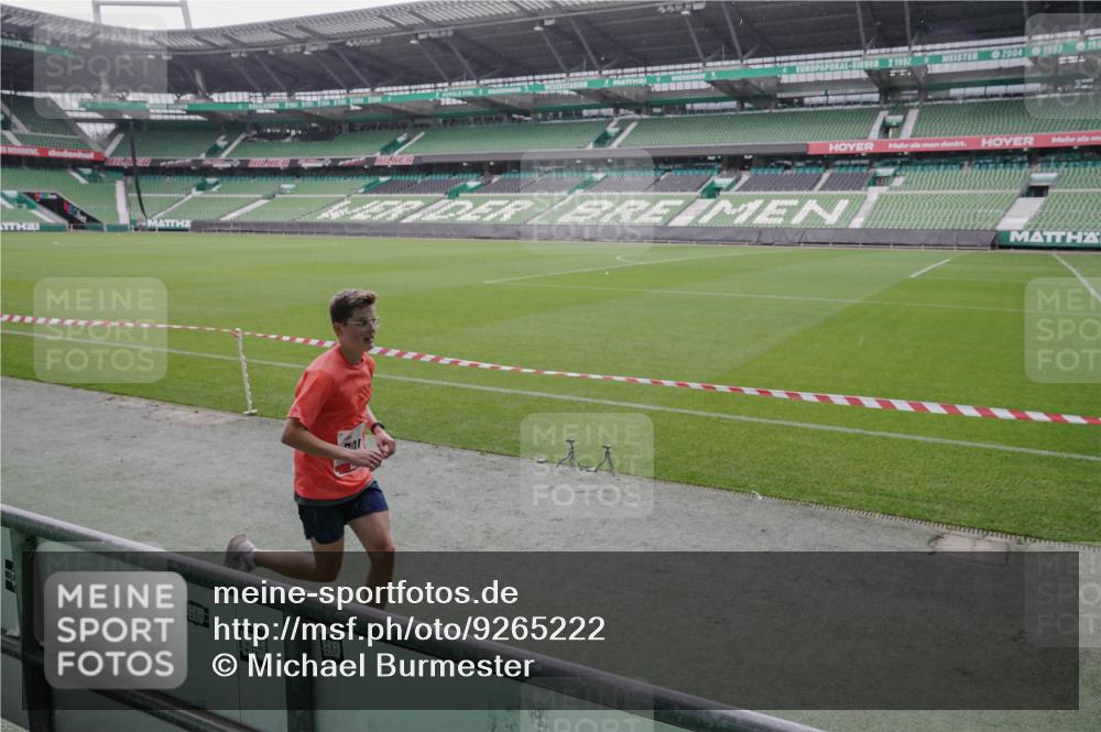 05.10.2025 - 20. swb-Marathon Bremen Michael Burmester http://msf.ph/oto/9265222 05.10.2025 12:17:31 Laufen im Stadion 705, 888, 1632, 1994 meine-sportfotos.de