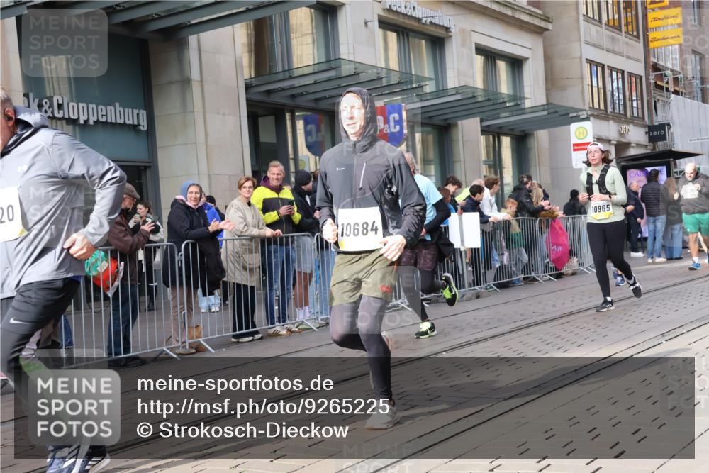 05.10.2025 - 20. swb-Marathon Bremen Strokosch-Dieckow http://msf.ph/oto/9265225 05.10.2025 11:04:38 Ziel 9220, 9409, 9530, 9642, 9660, 9668, 9812, 9813, 9866, 9927, 10018, 10021, 10557, 10684, 10771, 10891, 10964, 10965, 11016, 11035, 11090, 11121, 11171, 11180, 11315, 11323, 11372, 11412, 11478, 11559, 11615, 11636, 9220, 9409, 9530, 9642, 9660, 9668, 9812, 9813, 9866, 9927, 10018, 10021, 10557, 10684, 10771, 10891, 10964, 10965, 11016, 11035, 11090, 11121, 11171, 11180, 11315, 11323, 11372, 11412, 11478 meine-sportfotos.de