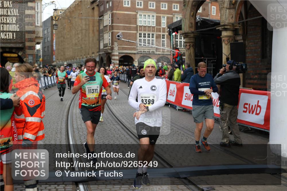 05.10.2025 - 20. swb-Marathon Bremen Yannick Fuchs http://msf.ph/oto/9265249 05.10.2025 10:51:02 Ziel 7733, 9251, 9277, 9399, 9715, 9888, 9966, 9975, 10029, 10224, 10227, 10534, 10689, 10698, 11061, 11220, 11311 meine-sportfotos.de