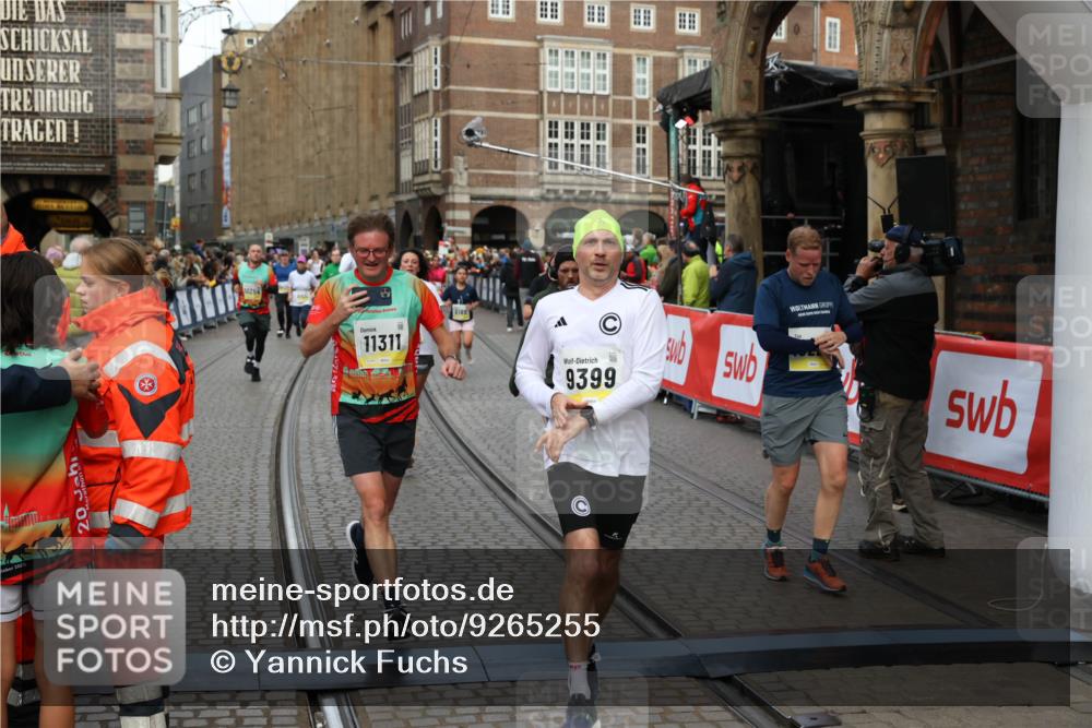 05.10.2025 - 20. swb-Marathon Bremen Yannick Fuchs http://msf.ph/oto/9265255 05.10.2025 10:51:02 Ziel 7733, 9251, 9277, 9399, 9715, 9888, 9966, 9975, 10029, 10224, 10227, 10534, 10689, 10698, 11061, 11220, 11311 meine-sportfotos.de