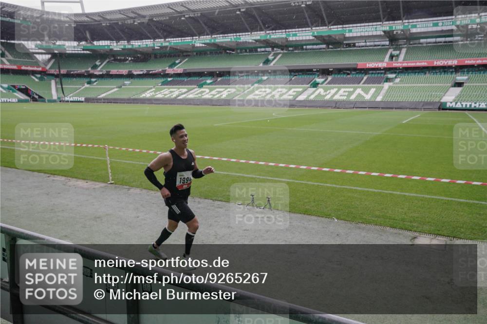 05.10.2025 - 20. swb-Marathon Bremen Michael Burmester http://msf.ph/oto/9265267 05.10.2025 12:17:40 Laufen im Stadion 705, 888, 1632, 1994 meine-sportfotos.de