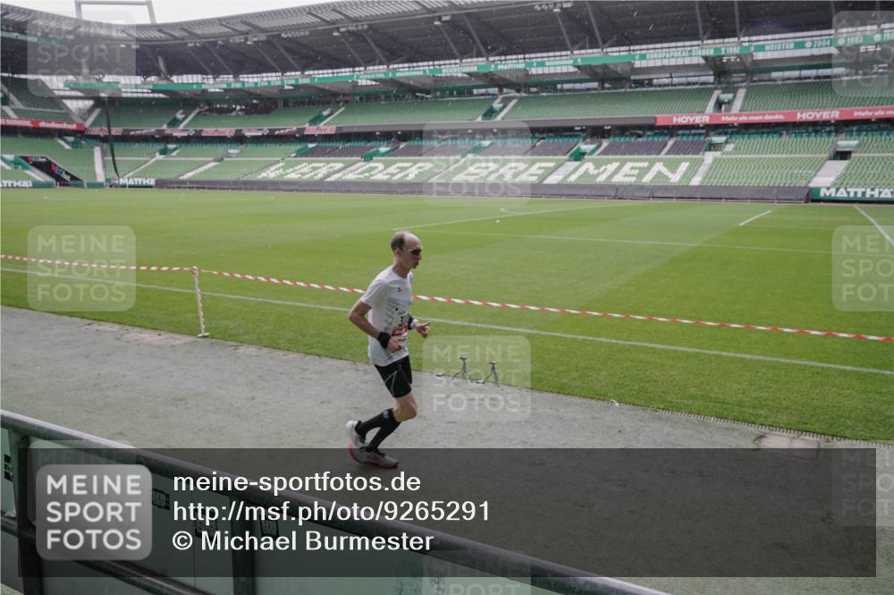 05.10.2025 - 20. swb-Marathon Bremen Michael Burmester http://msf.ph/oto/9265291 05.10.2025 12:18:06 Laufen im Stadion 302, 308, 705, 888, 1632, 1994 meine-sportfotos.de
