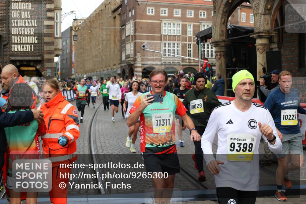 05.10.2025 - 20. swb-Marathon Bremen Yannick Fuchs http://msf.ph/oto/9265300 05.10.2025 10:51:02 Ziel 7733, 9251, 9277, 9399, 9715, 9888, 9966, 9975, 10029, 10224, 10227, 10534, 10689, 10698, 11061, 11220, 11311 meine-sportfotos.de