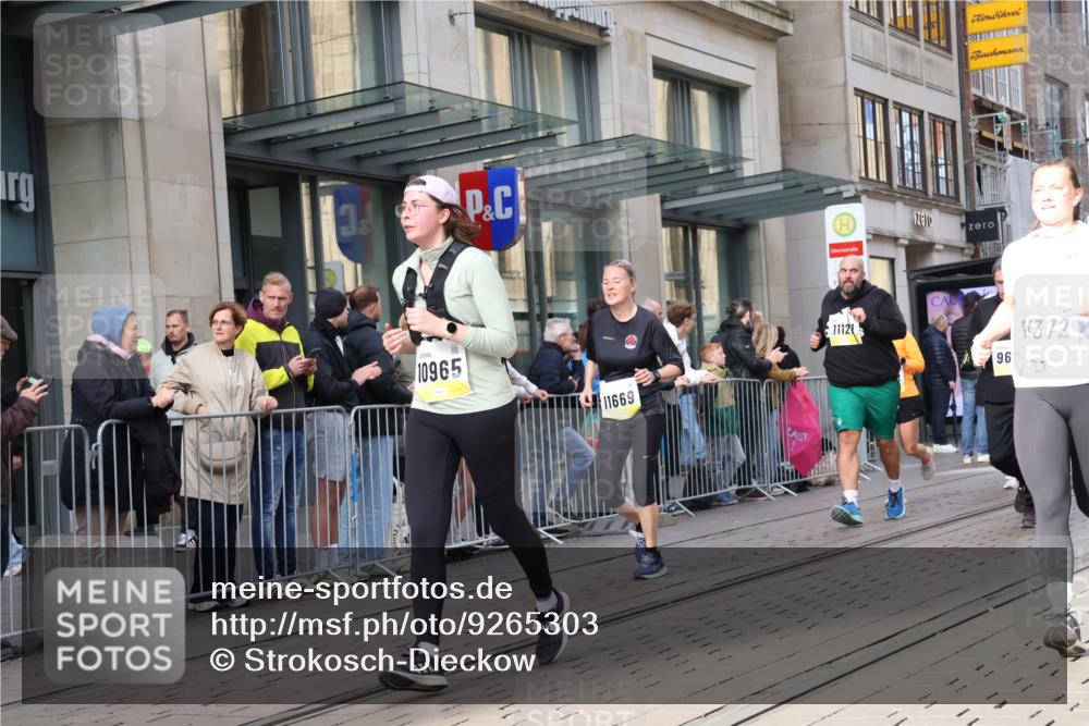 05.10.2025 - 20. swb-Marathon Bremen Strokosch-Dieckow http://msf.ph/oto/9265303 05.10.2025 11:04:40 Ziel 9220, 9409, 9530, 9642, 9660, 9668, 9813, 9866, 9927, 9978, 10018, 10021, 10684, 10771, 10891, 10965, 11016, 11090, 11121, 11171, 11180, 11315, 11323, 11372, 11412, 11478, 11559, 11615, 11636, 9220, 9409, 9530, 9642, 9660, 9668, 9813, 9866, 9927, 9978, 10018, 10021, 10684, 10771, 10891, 10965, 11016, 11090, 11121, 11171, 11180, 11315, 11323, 11372, 11412, 11478 meine-sportfotos.de