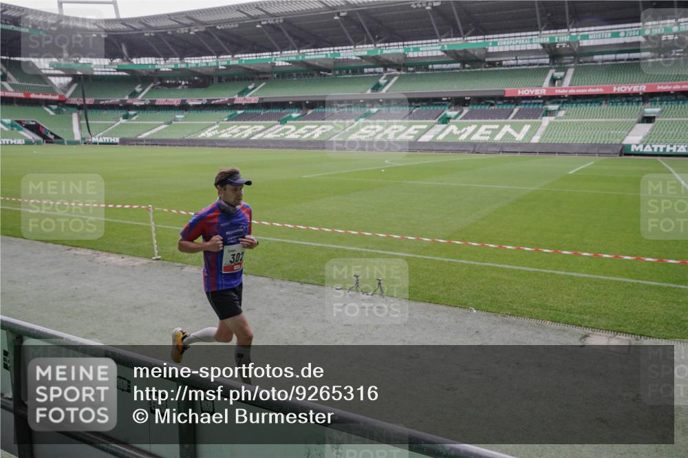 05.10.2025 - 20. swb-Marathon Bremen Michael Burmester http://msf.ph/oto/9265316 05.10.2025 12:18:13 Laufen im Stadion 302, 308, 1632, 1994, 705, 888 meine-sportfotos.de