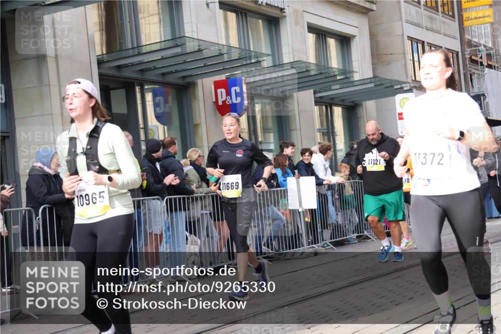 05.10.2025 - 20. swb-Marathon Bremen Strokosch-Dieckow http://msf.ph/oto/9265330 05.10.2025 11:04:41 Ziel 9220, 9409, 9530, 9642, 9660, 9668, 9813, 9866, 9927, 9978, 10018, 10021, 10343, 10684, 10771, 10891, 10965, 11016, 11090, 11121, 11171, 11180, 11315, 11323, 11372, 11412, 11478, 11559, 11636, 11650, 9220, 9409, 9530, 9642, 9660, 9668, 9813, 9866, 9927, 9978, 10018, 10021, 10343, 10684, 10771, 10891, 10965, 11016, 11090, 11121, 11171, 11180, 11315, 11323, 11372, 11412, 11478, 11650 meine-sportfotos.de