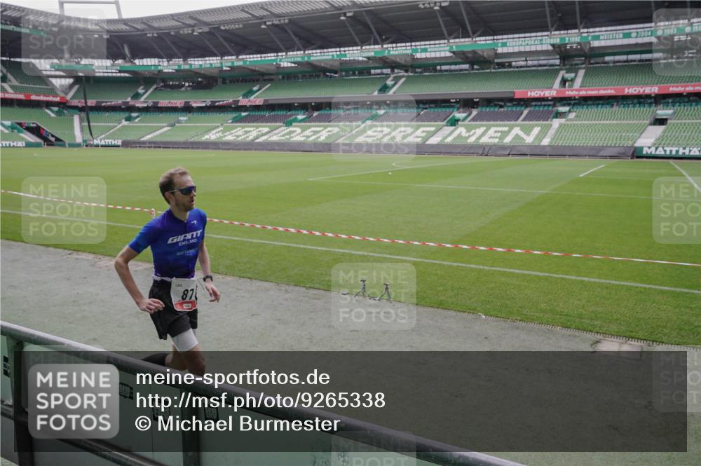 05.10.2025 - 20. swb-Marathon Bremen Michael Burmester http://msf.ph/oto/9265338 05.10.2025 12:19:04 Laufen im Stadion 87, 302, 308 meine-sportfotos.de