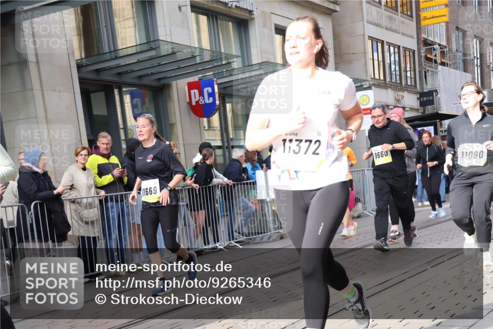 05.10.2025 - 20. swb-Marathon Bremen Strokosch-Dieckow http://msf.ph/oto/9265346 05.10.2025 11:04:41 Ziel 9220, 9409, 9530, 9642, 9660, 9668, 9813, 9866, 9927, 9978, 10018, 10021, 10343, 10684, 10771, 10891, 10965, 11016, 11090, 11121, 11171, 11180, 11315, 11323, 11372, 11412, 11478, 11559, 11636, 11650, 9220, 9409, 9530, 9642, 9660, 9668, 9813, 9866, 9927, 9978, 10018, 10021, 10343, 10684, 10771, 10891, 10965, 11016, 11090, 11121, 11171, 11180, 11315, 11323, 11372, 11412, 11478, 11650 meine-sportfotos.de