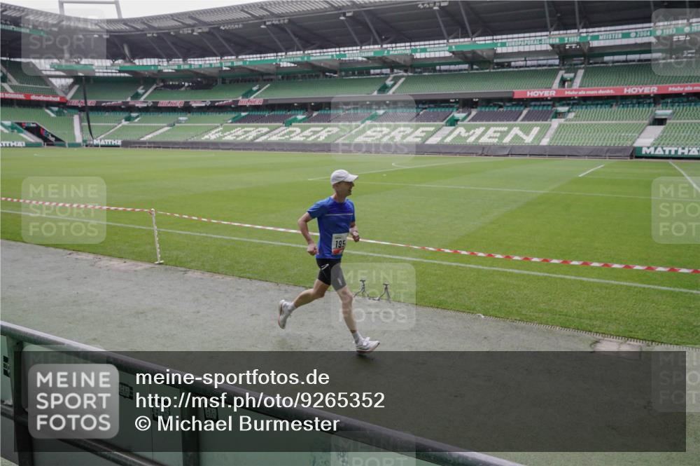05.10.2025 - 20. swb-Marathon Bremen Michael Burmester http://msf.ph/oto/9265352 05.10.2025 12:19:45 Laufen im Stadion 87, 1954 meine-sportfotos.de