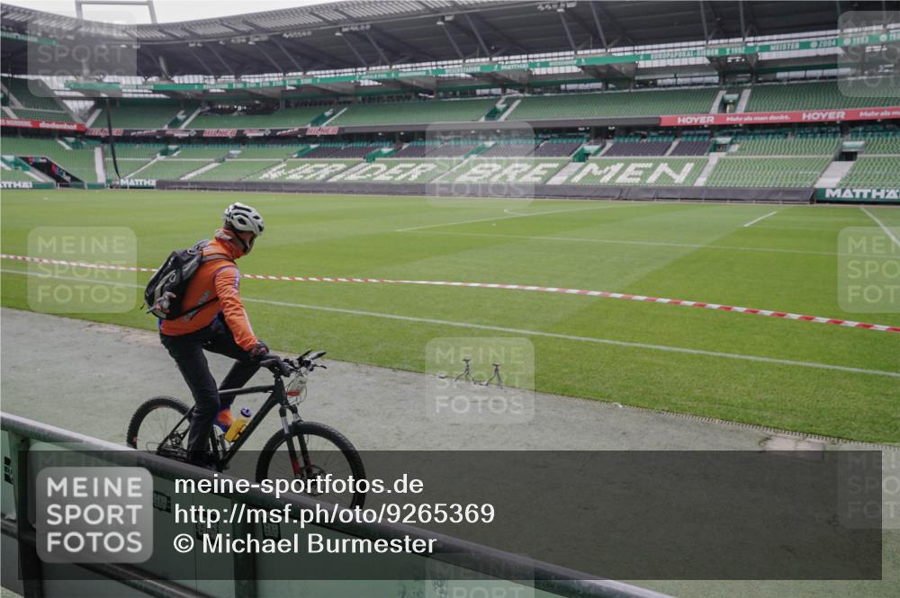 05.10.2025 - 20. swb-Marathon Bremen Michael Burmester http://msf.ph/oto/9265369 05.10.2025 12:20:02 Laufen im Stadion 1101, 1954, 87 meine-sportfotos.de