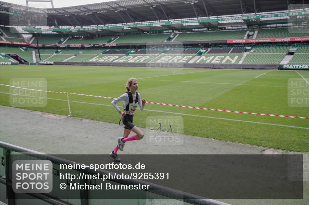 05.10.2025 - 20. swb-Marathon Bremen Michael Burmester http://msf.ph/oto/9265391 05.10.2025 12:20:08 Laufen im Stadion 964, 1101, 1528, 1954, 87 meine-sportfotos.de