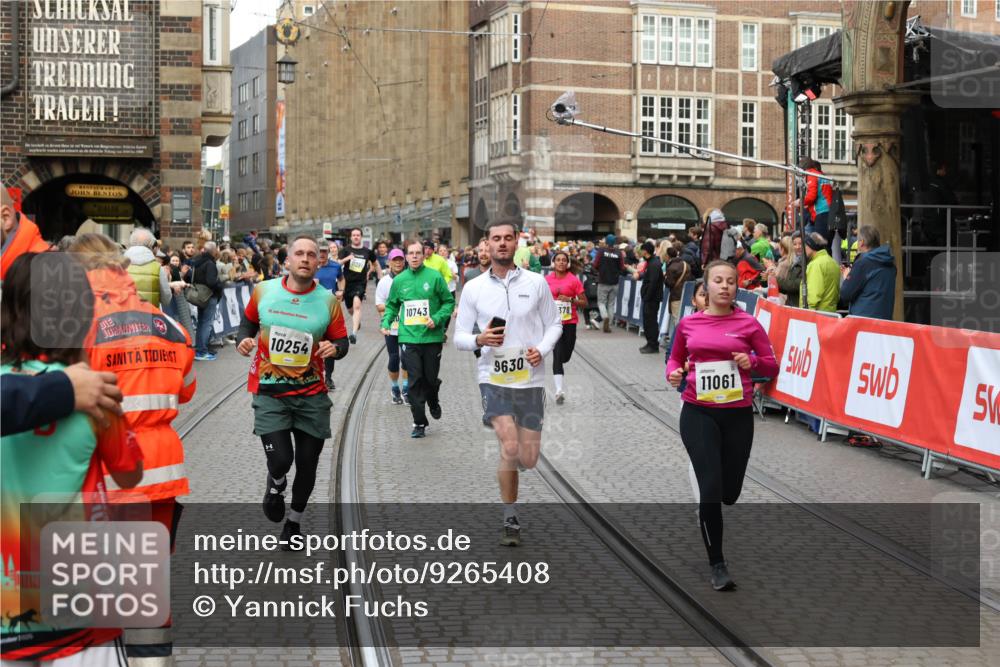 05.10.2025 - 20. swb-Marathon Bremen Yannick Fuchs http://msf.ph/oto/9265408 05.10.2025 10:51:05 Ziel 9199, 9399, 9630, 9663, 9966, 10029, 10227, 10254, 10534, 10698, 10743, 11061, 11220, 11311 meine-sportfotos.de
