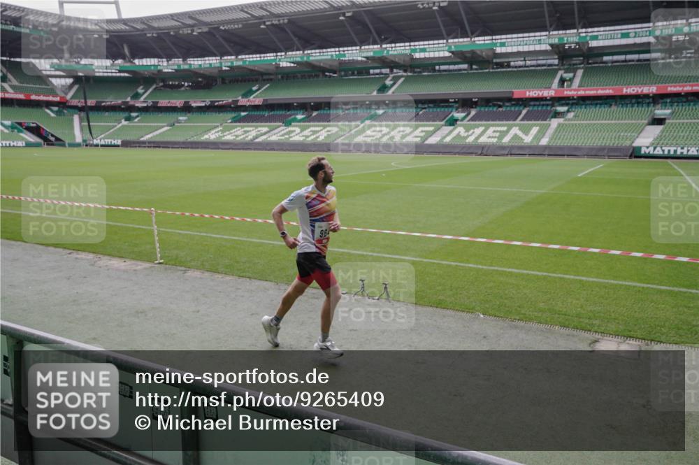 05.10.2025 - 20. swb-Marathon Bremen Michael Burmester http://msf.ph/oto/9265409 05.10.2025 12:20:21 Laufen im Stadion 909, 953, 964, 1101, 1528, 1954 meine-sportfotos.de